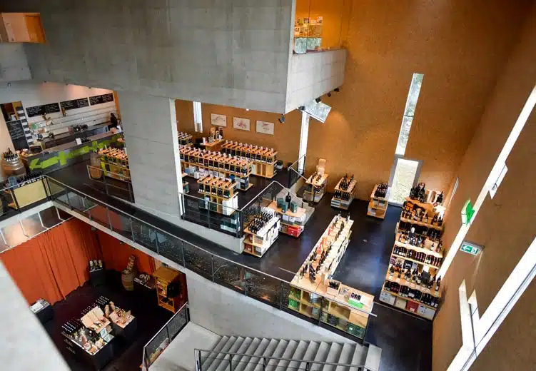 Boutique WeinWelt avec sélection de vins et produits régionaux