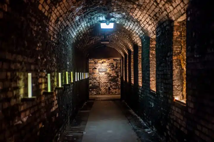 Voûte sombre d'une cave