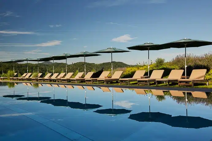 Piscine et chaises longues à l'extérieur