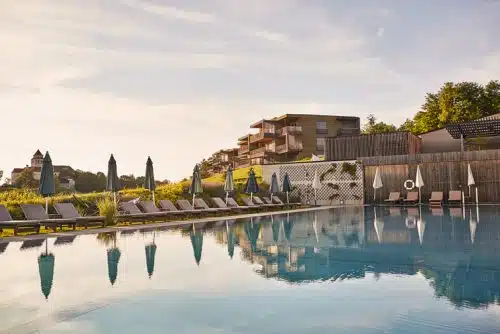 Piscine avec chaises longues et vue sur le château