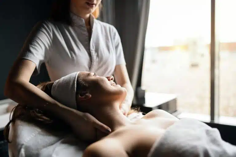 Le masseur donne un massage