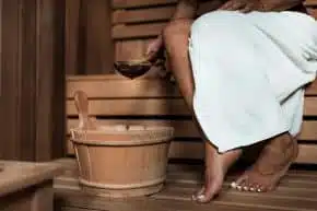 Femme dans un sauna